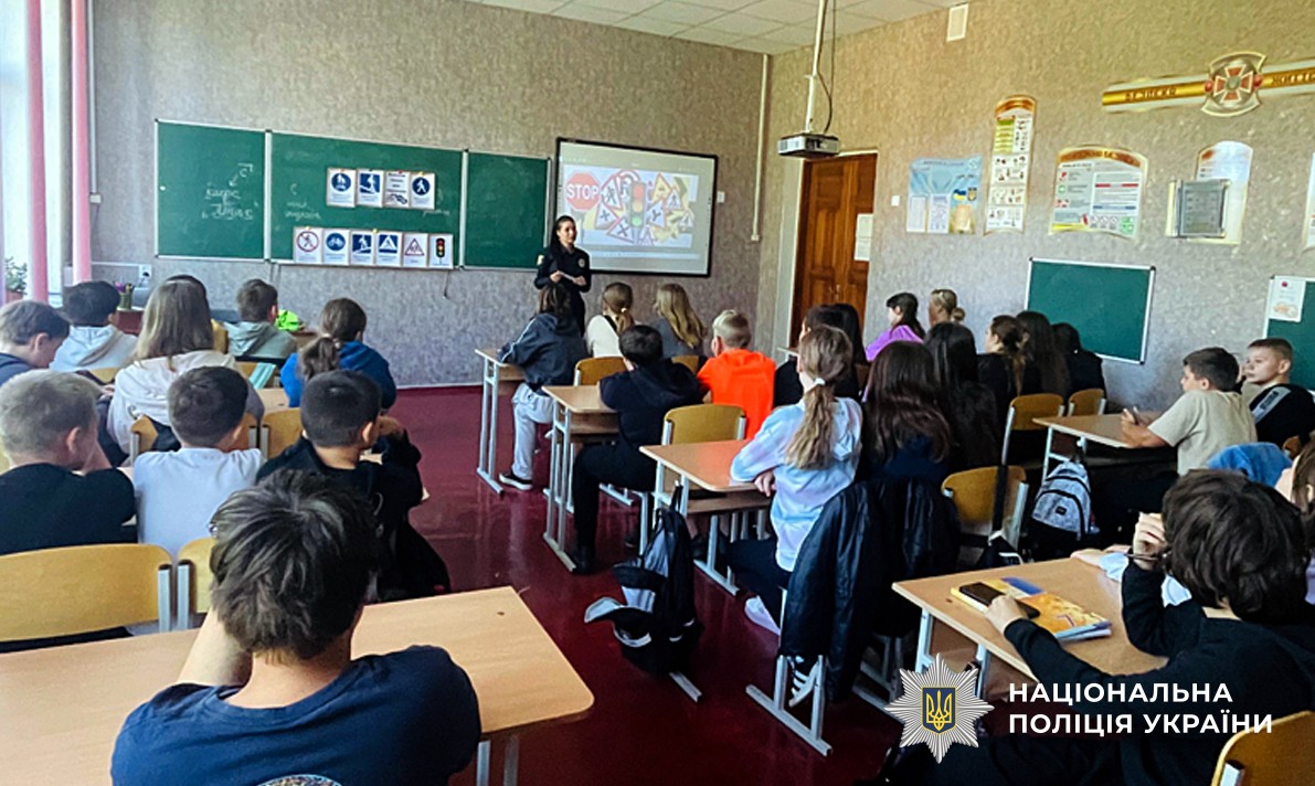 Інспекторка поліції пояснює дітям правила дорожнього руху