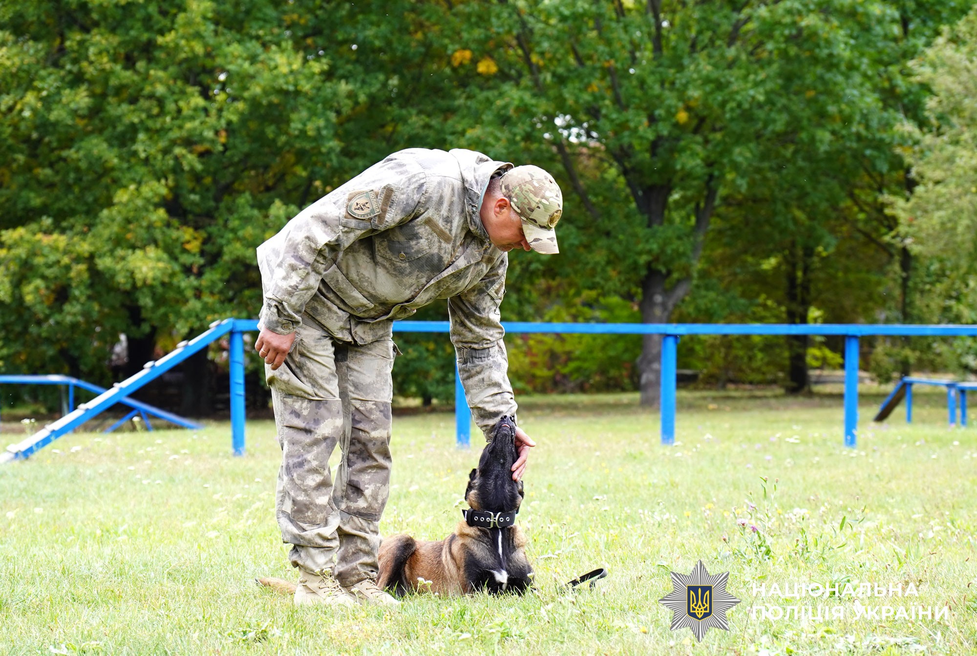 Діти на екскурсії в кінологічному центрі