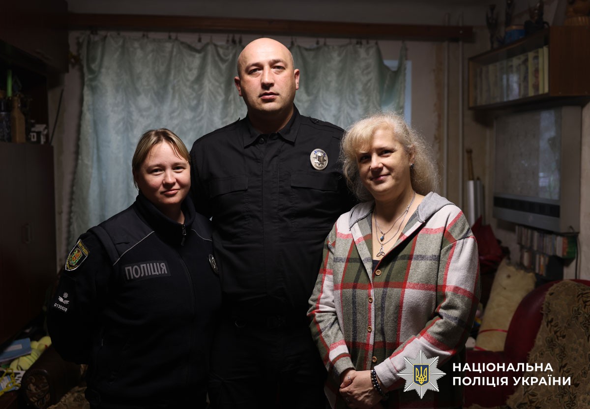 поліцейські спілкуються з родинами 