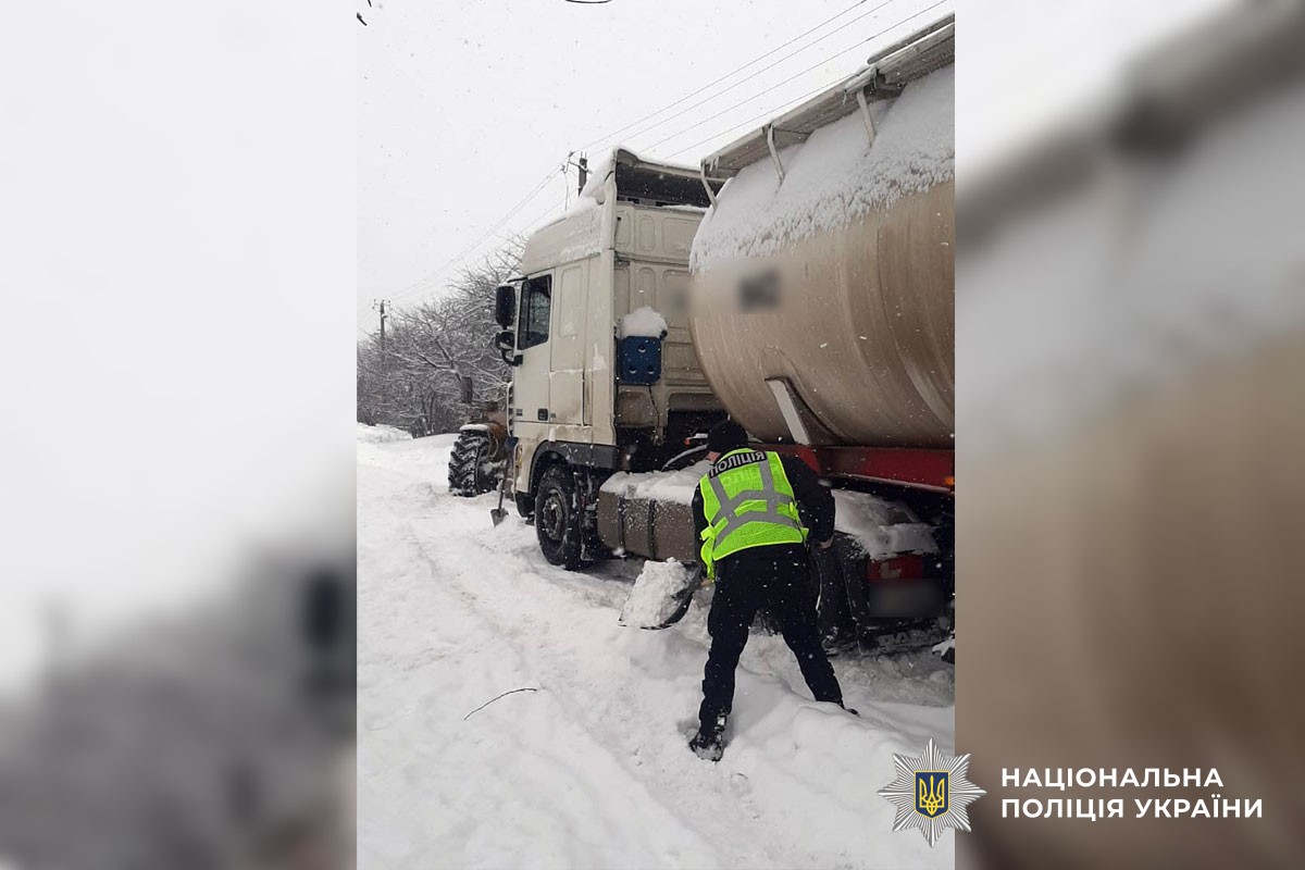 Поліцейські допомагають водіям на дорозі