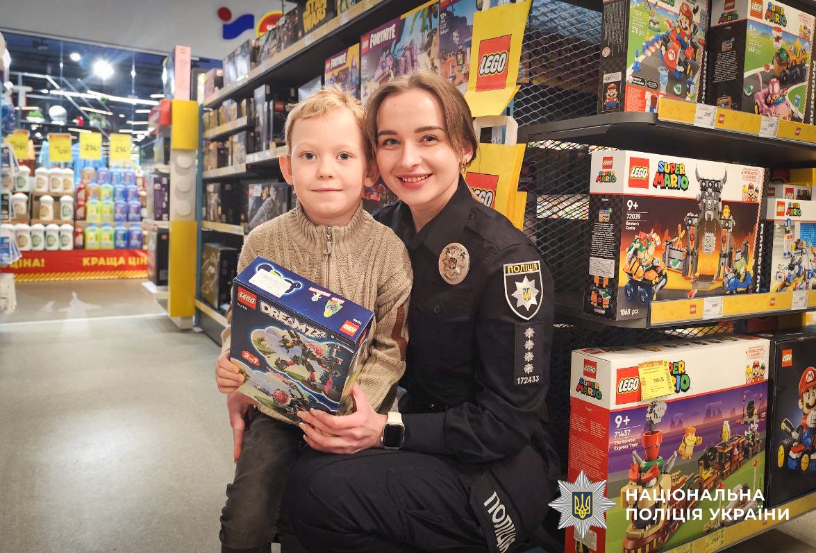 Поліцейські з дітьми обирають подарунок