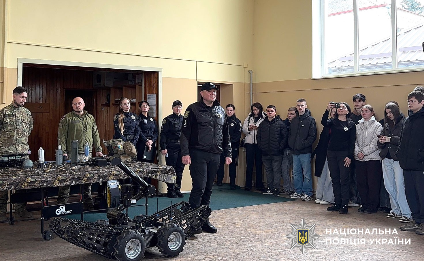 Євгеній Сліпченко проовдить захід для дітей