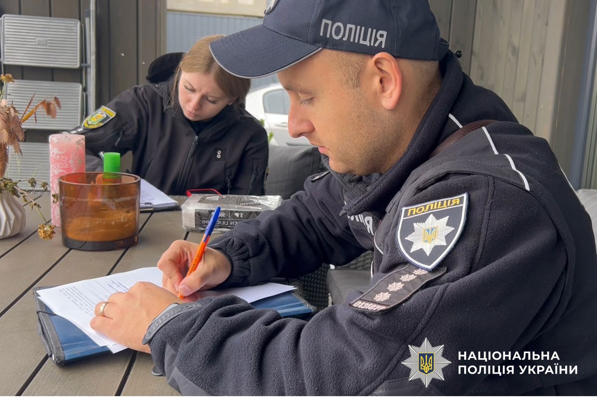 Слідчі документують наслідки ворожого обстрілу
