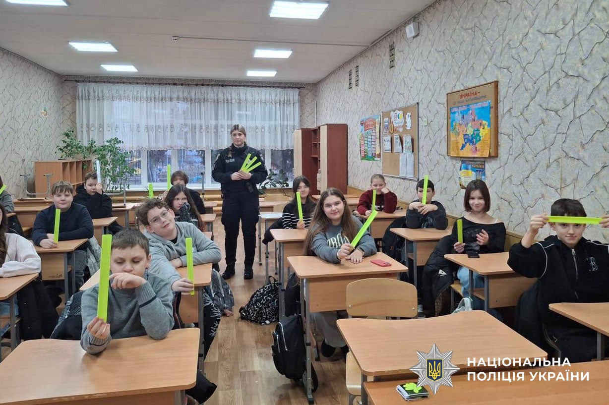 Поліцейська проводить урок з безпеки дорожнього руху для дітей