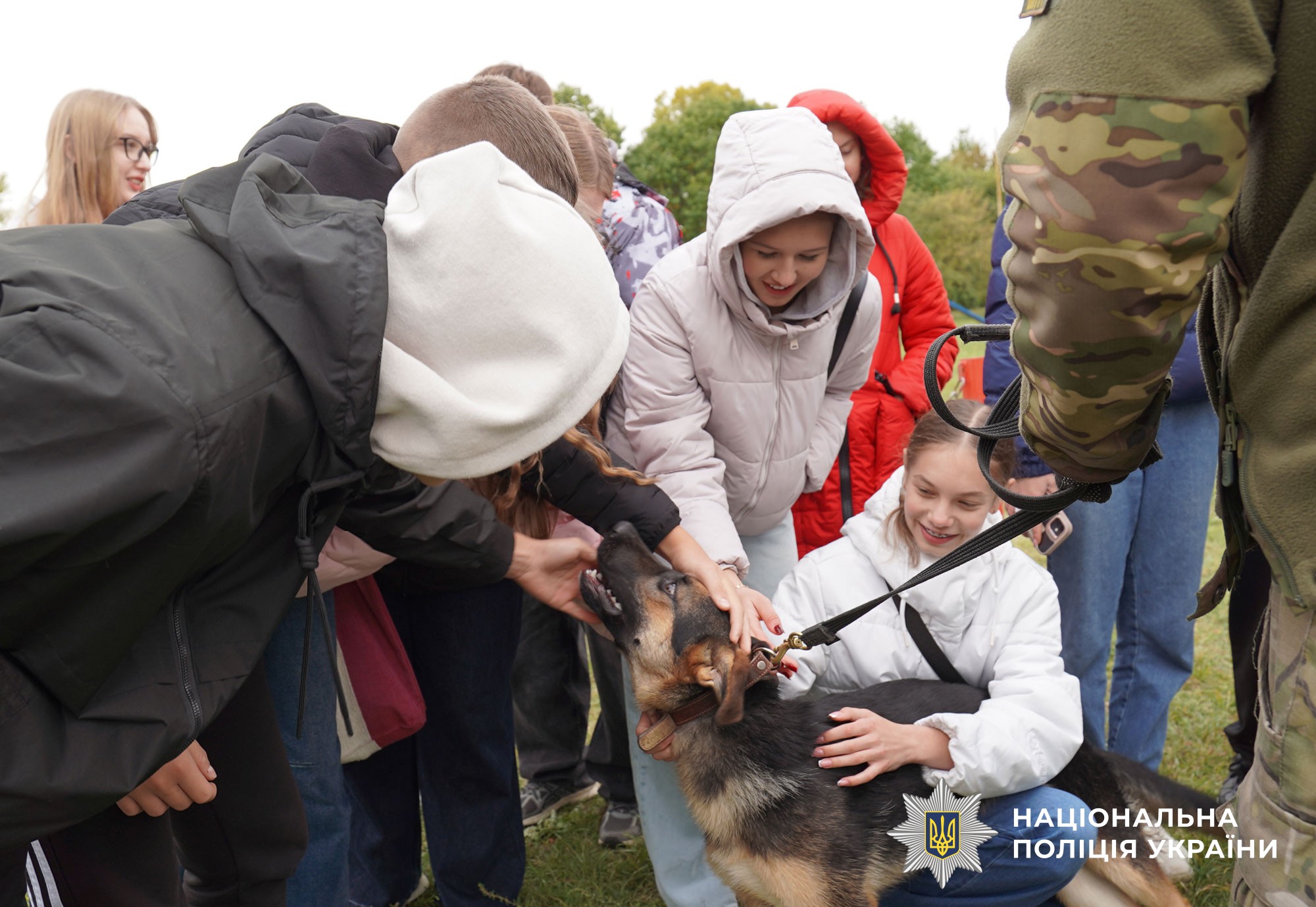 Діти на екскурсії в кінологічному центрі
