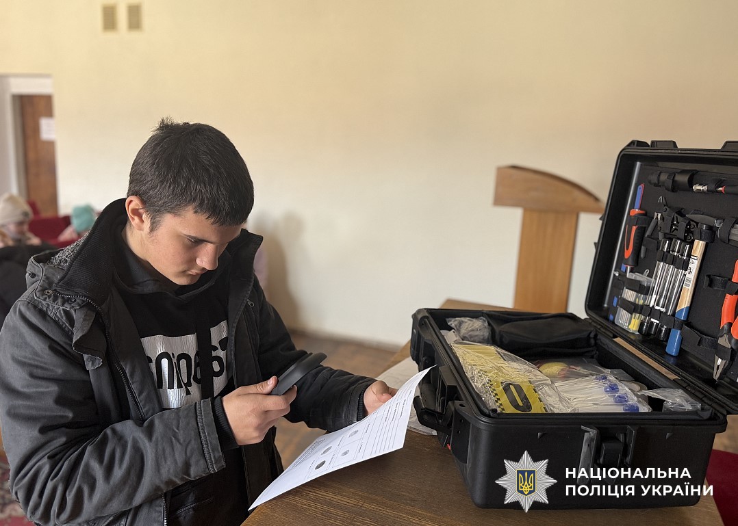 Поліцейські проводять екскурсію в поліцію