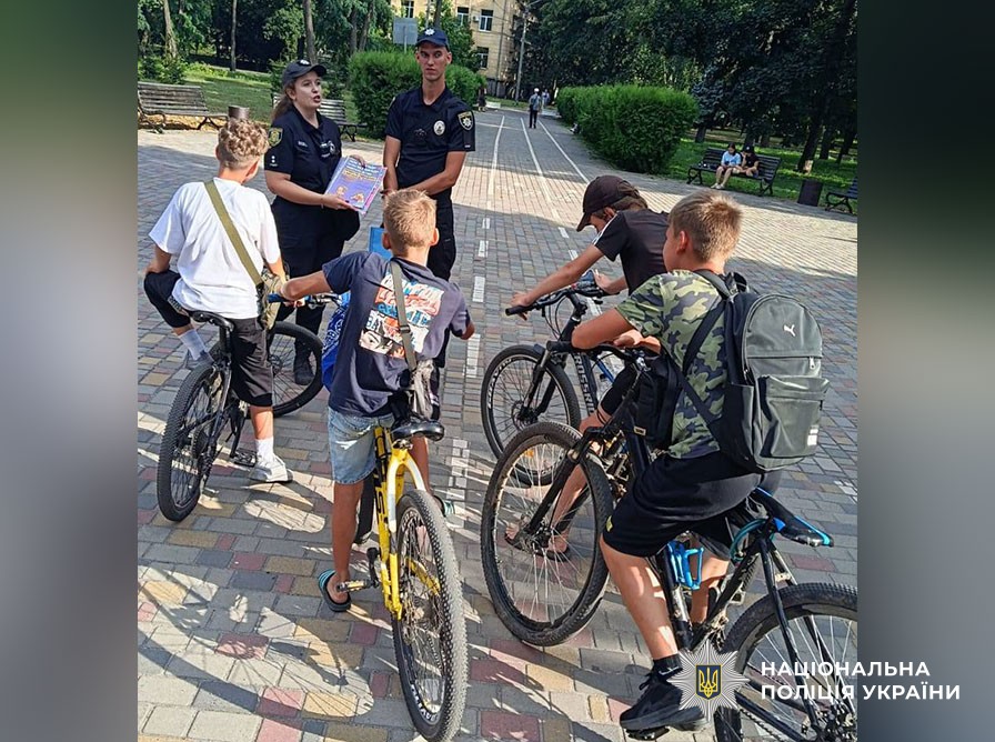 На Полтавщині поліцейські служби освітньої безпеки навчали підлітків правил дорожнього руху