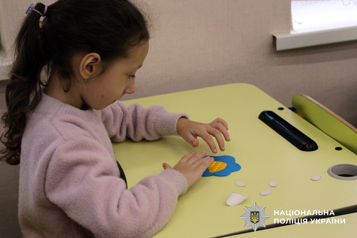 Дівчинка виготовляє флікер