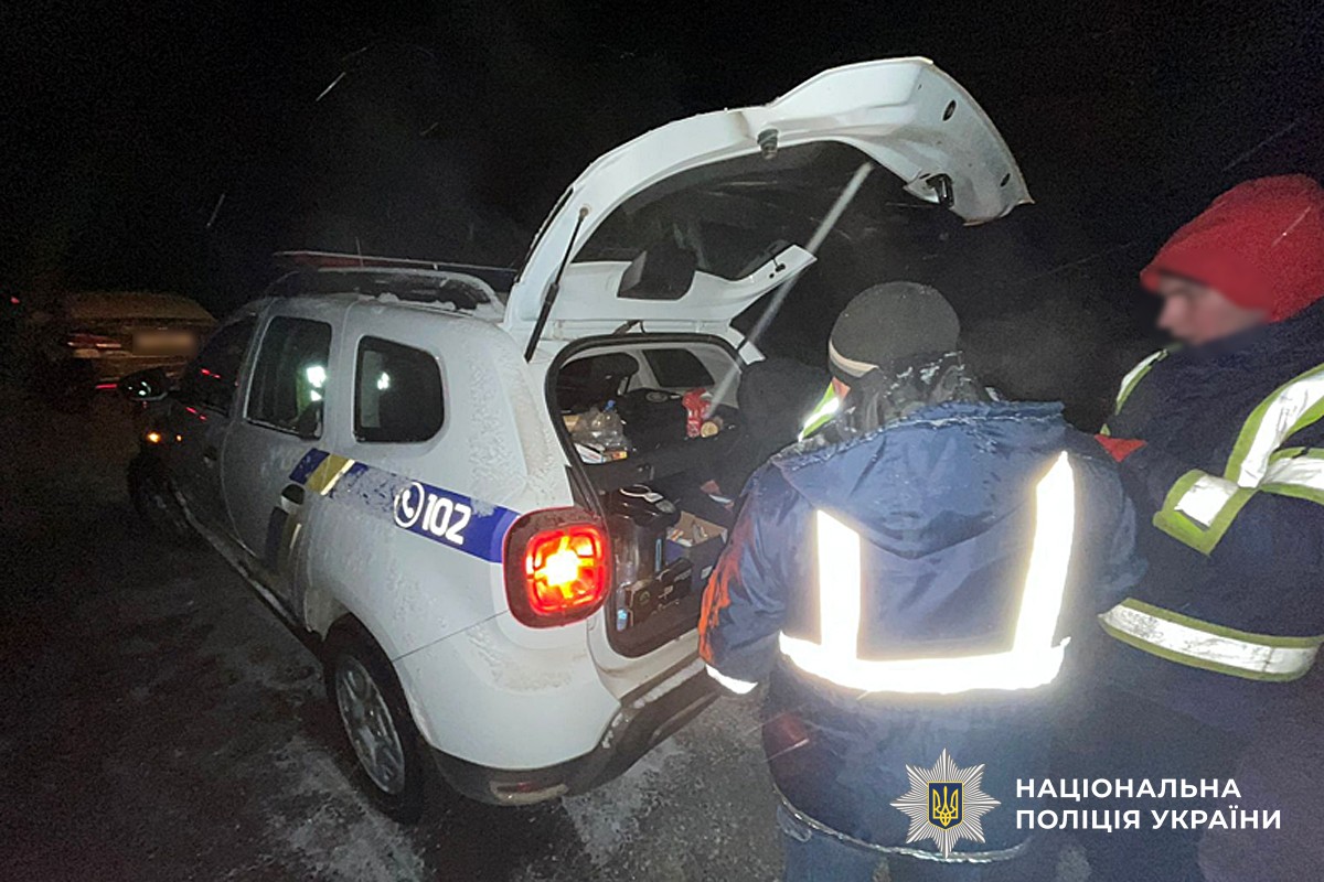 На Полтавщині поліцейські організували «мобільний пункт обігріву» для людей, які опинилися в заторі під час негоди