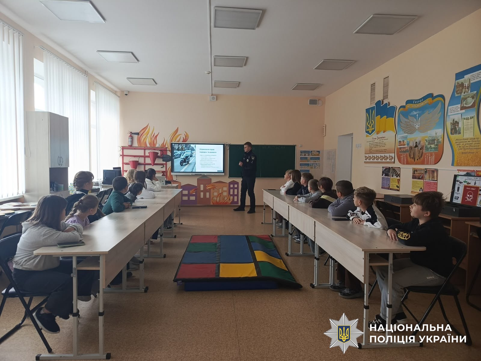 Безпечна дорога починається з дотримання простих правил: поліцейські Миргородщини навчають школярів дотримуватися правил дорожнього руху