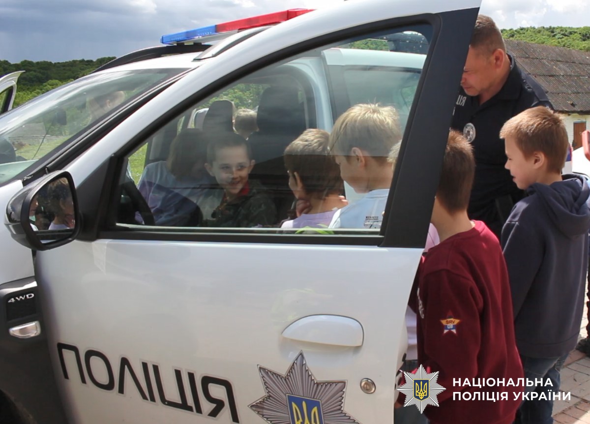 Поліцейські Миргородщини влаштували для дітей день безпеки та яскравих емоцій