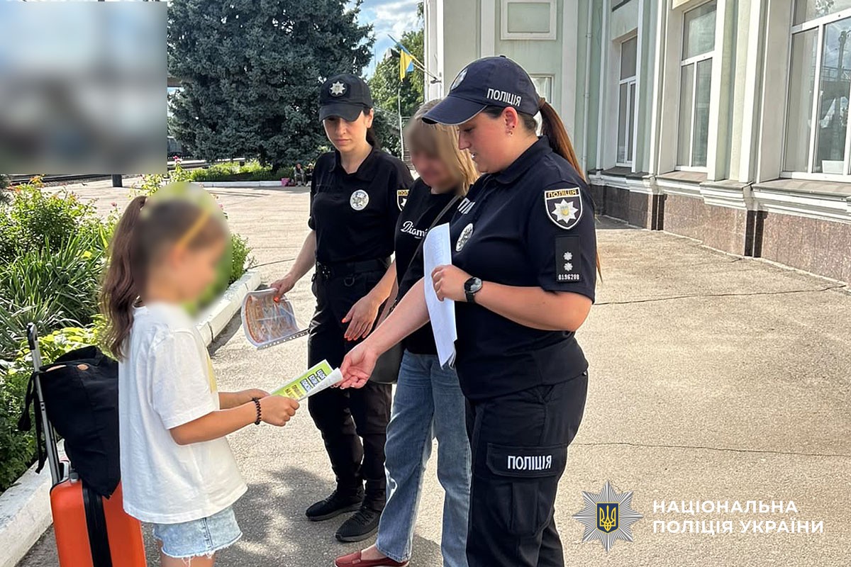 Офіцери освітньої безпеки Полтавщини попереджають молодь про небезпеку біля залізниці