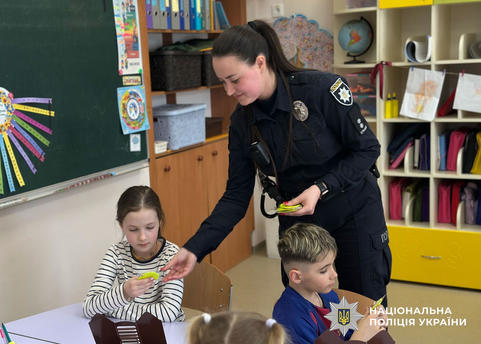 поліцейські проводять урок для дітей