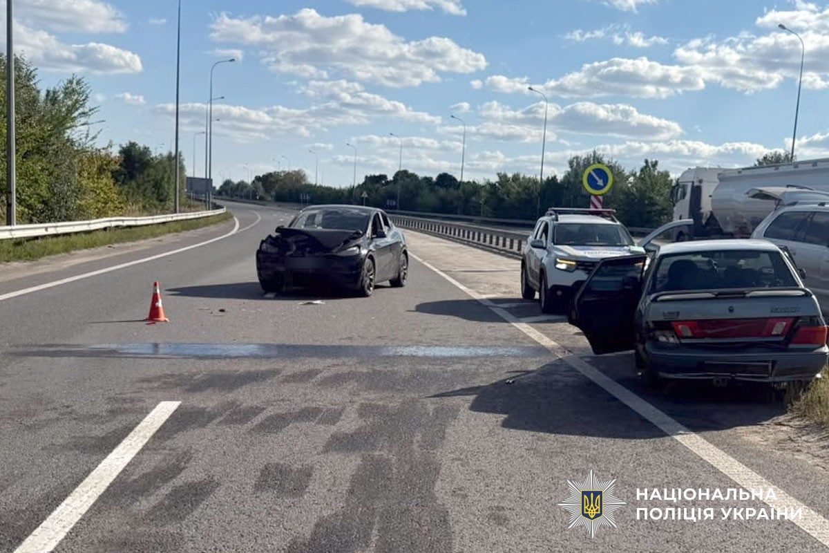 На Полтавщині поліція встановлює обставини ДТП, в якій травмувалася водійка легковика