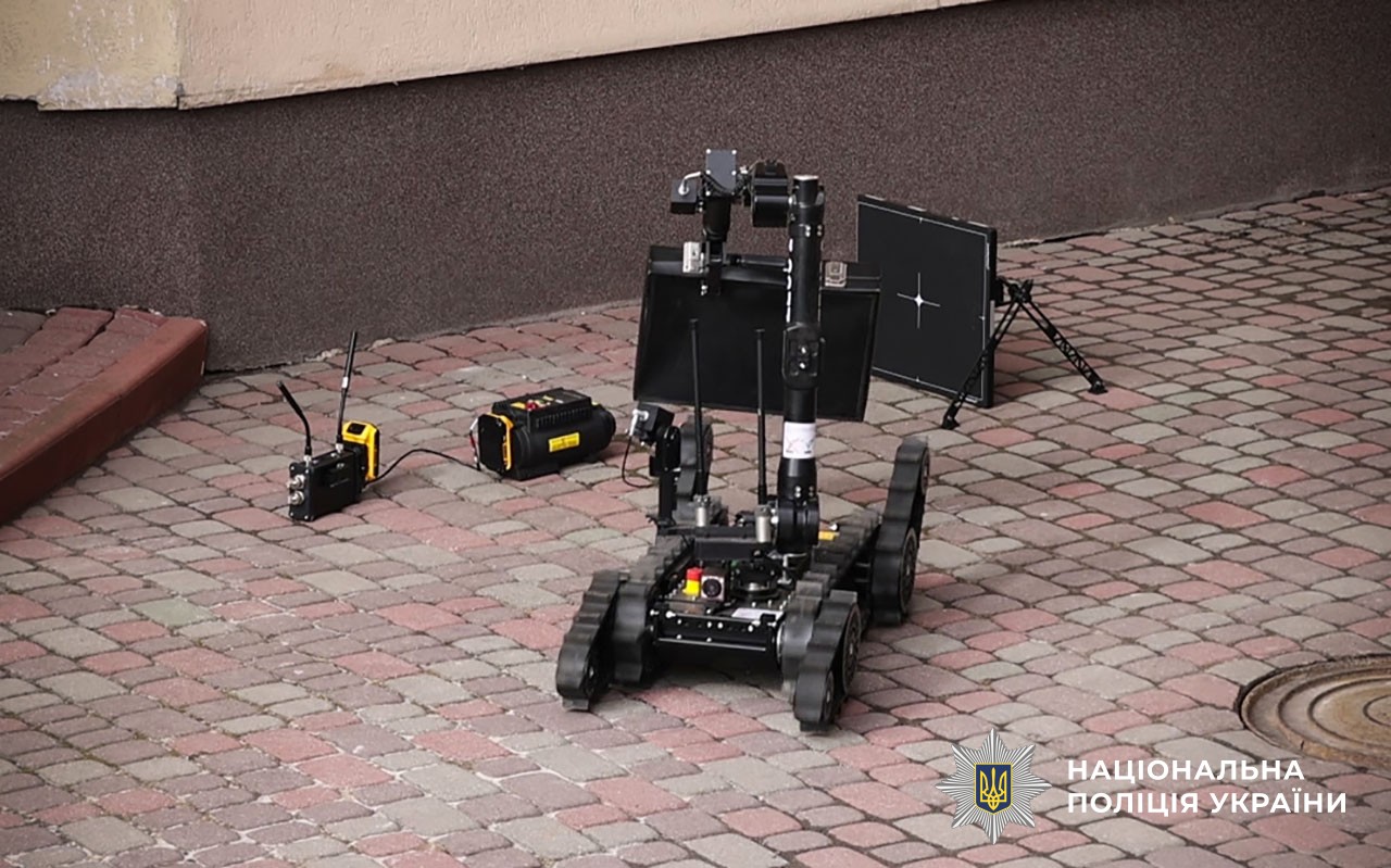 У Полтаві поліцейські вибухотехніки перевірили підозрілу валізу в центрі міста: вибухівки не виявлено