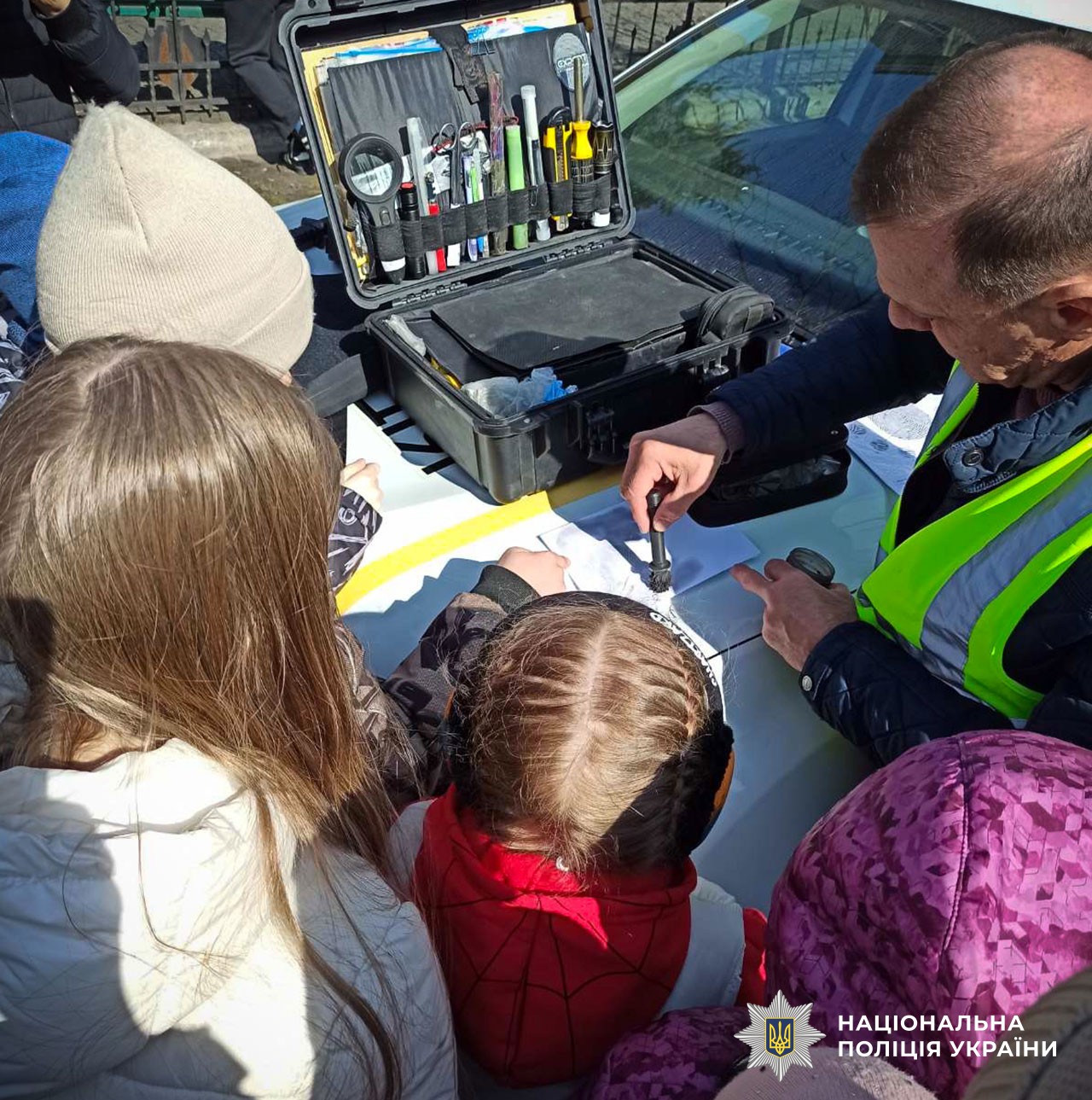 Канікули з користю: у Кременчуці школярів навчали правил безпечної поведінки та знайомили з професією поліцейського