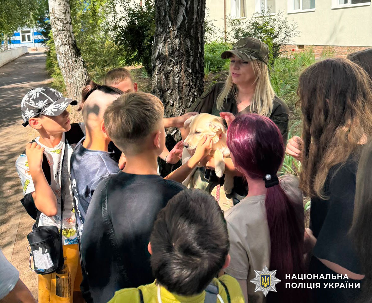 кінологи проводять захід для дітей
