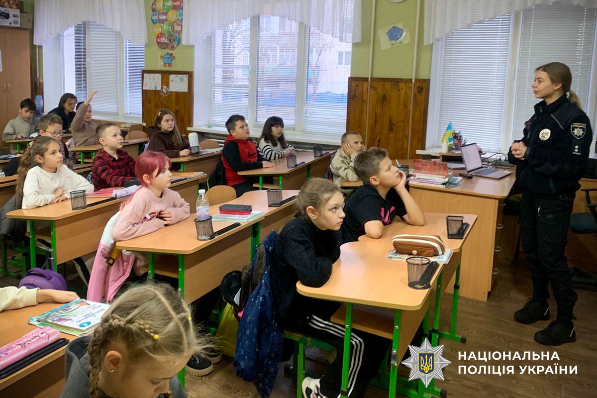 Поліцейські служби освітньої безпеки Миргородщини продовжують навчати дітей правил безпечної поведінки