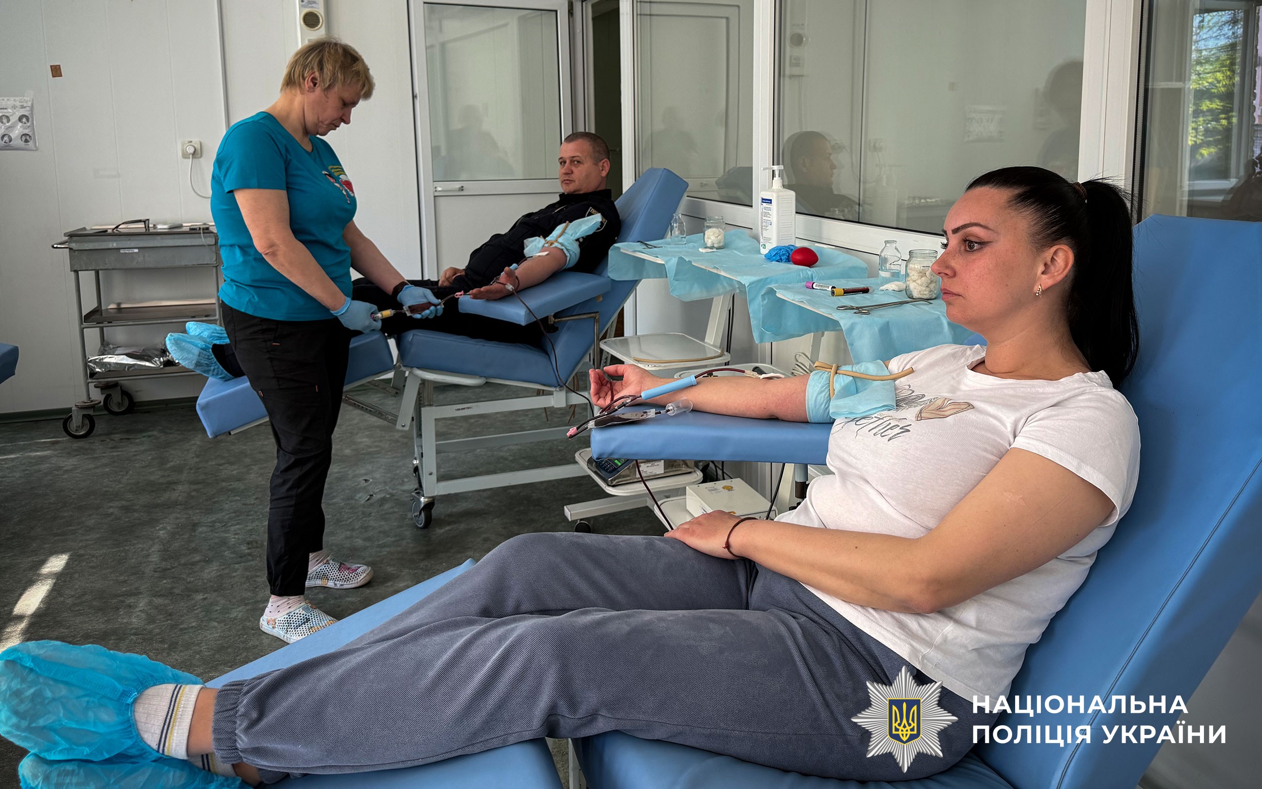 Поліцейські здпють кров для порятунку життів