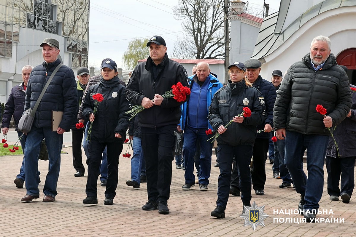 Покладання квітів до Меморіалу
