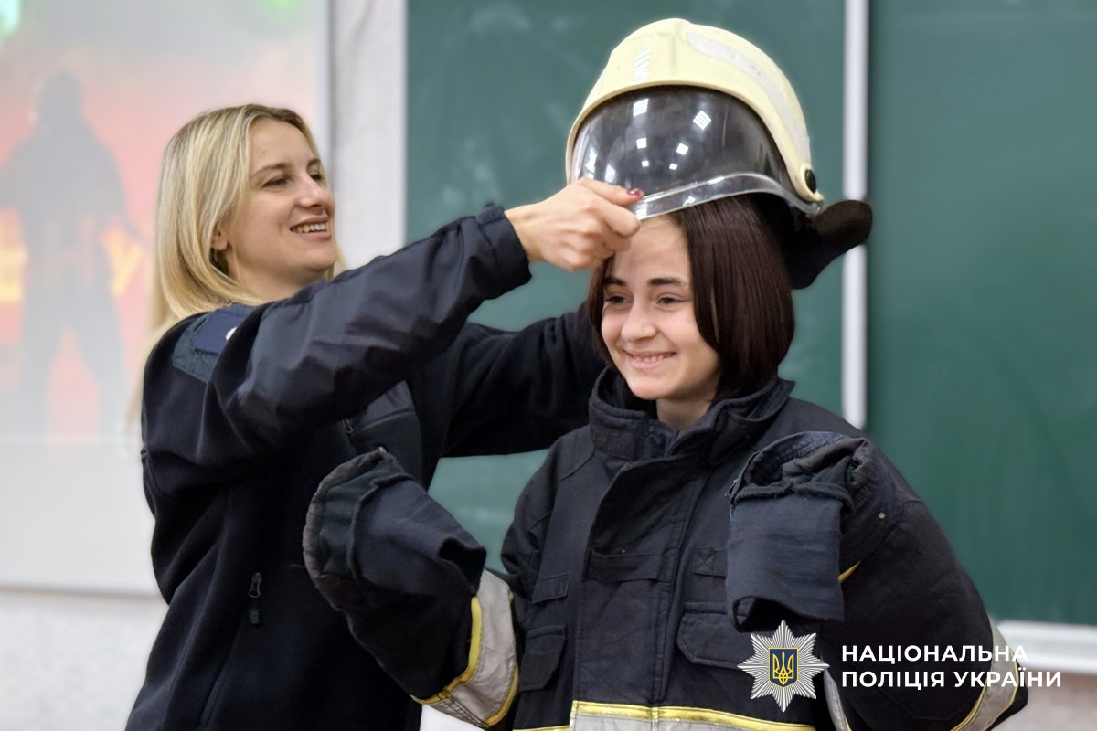 Дівчинка приміряє форму рятівника