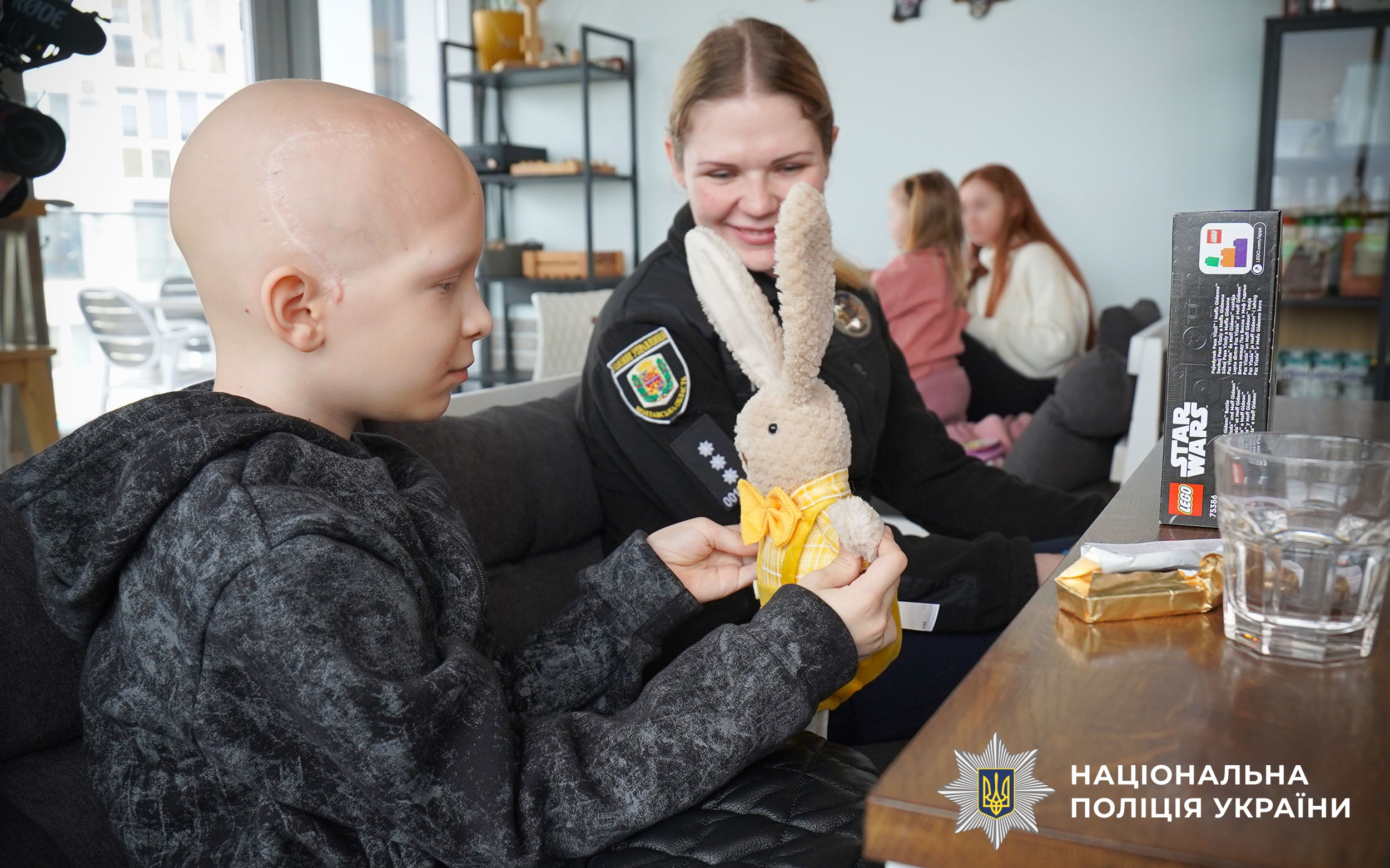 Триматися за світло: поліцейські та капелани привітали з Великоднем 9-річного Радомира, який чекає і не здається