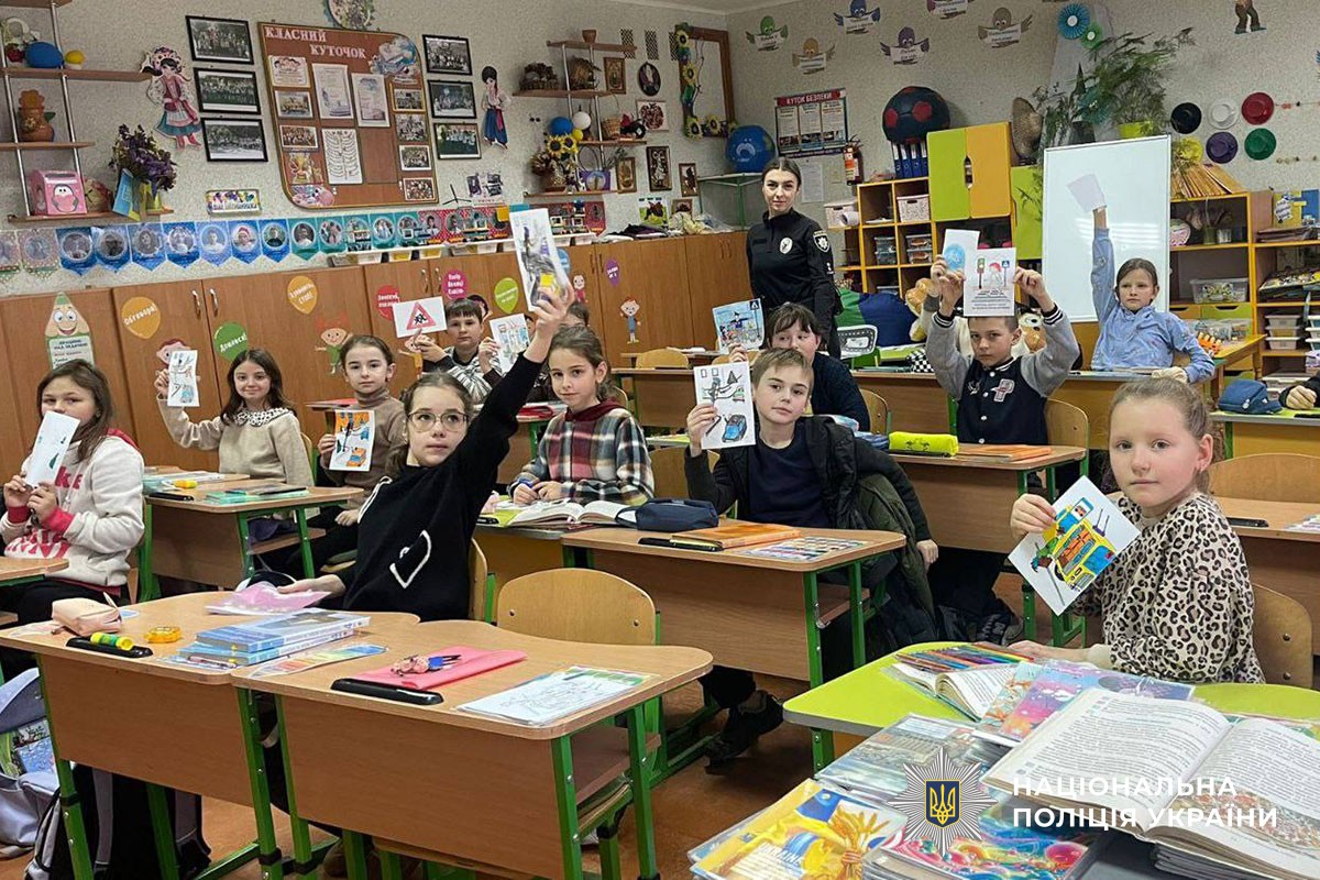 Поліцейська проводить урок для дітей