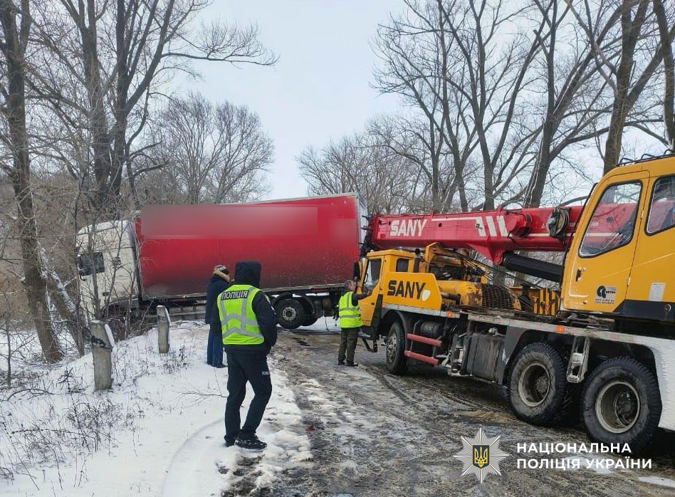 Поліцейські допомагають водіям на дорозі