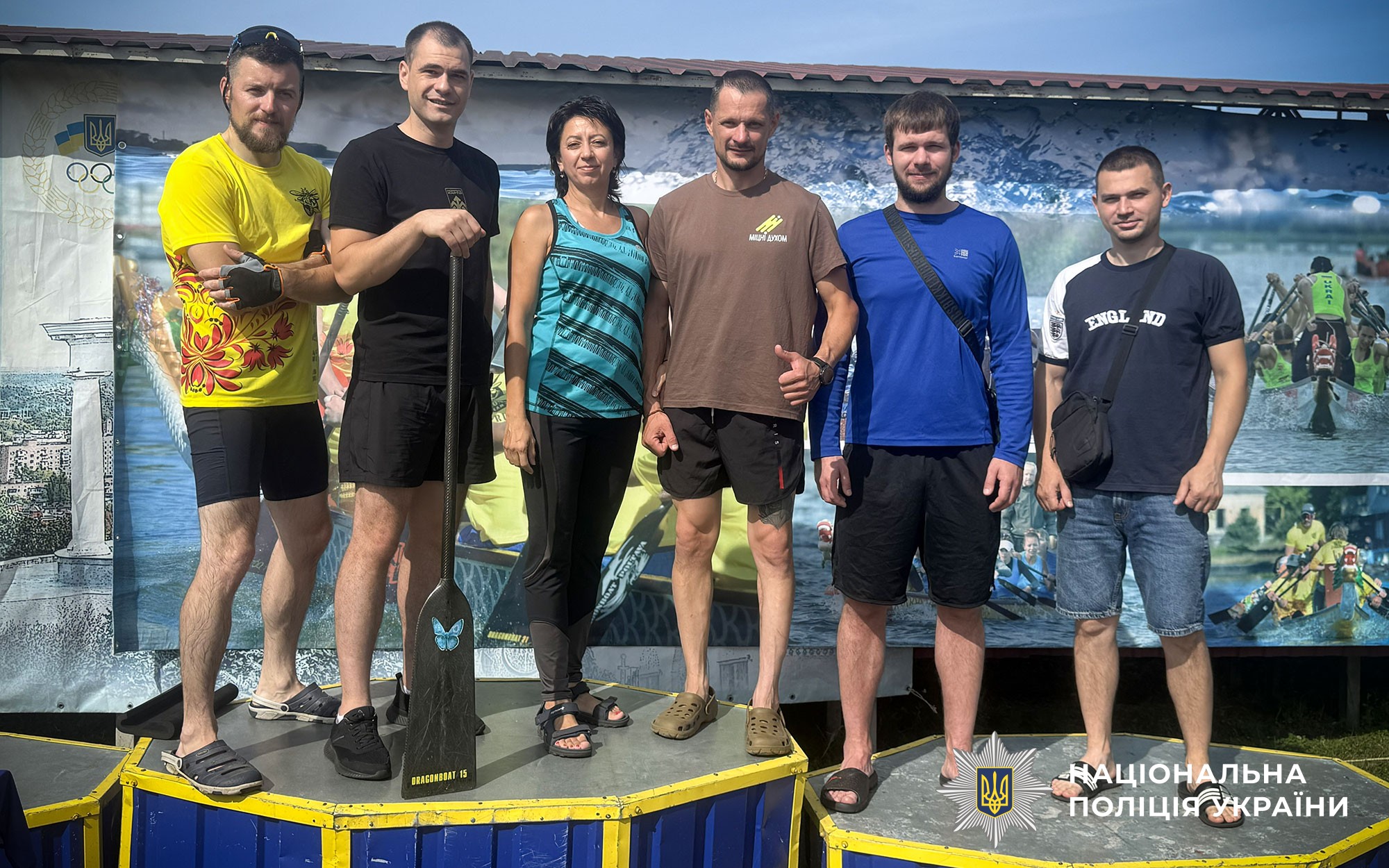 Сила духу на воді: поліцейські Полтавщини взяли участь у змаганнях на човнах-драконах