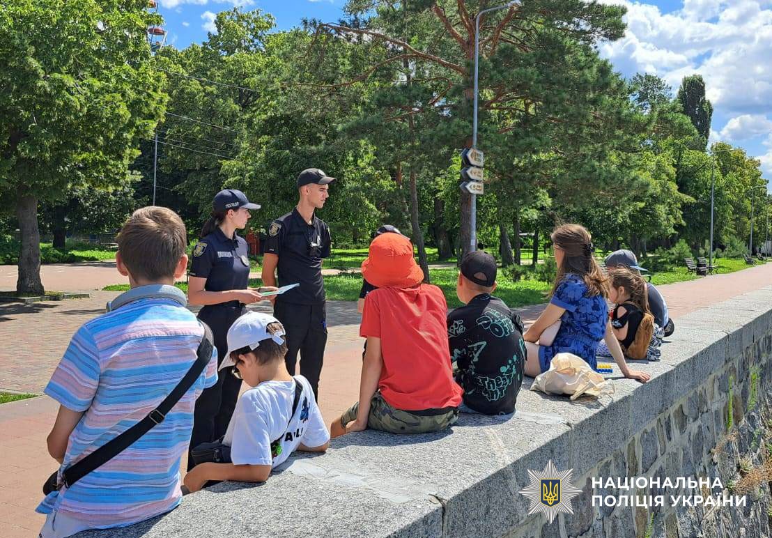 поліцейські говорять з дітьми на вулиці про безпеку