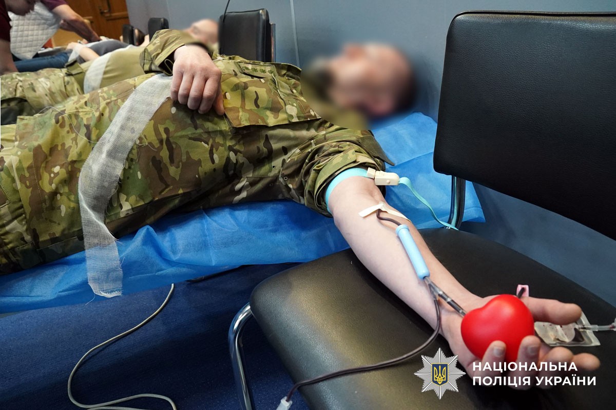 Поліцейські здають кров