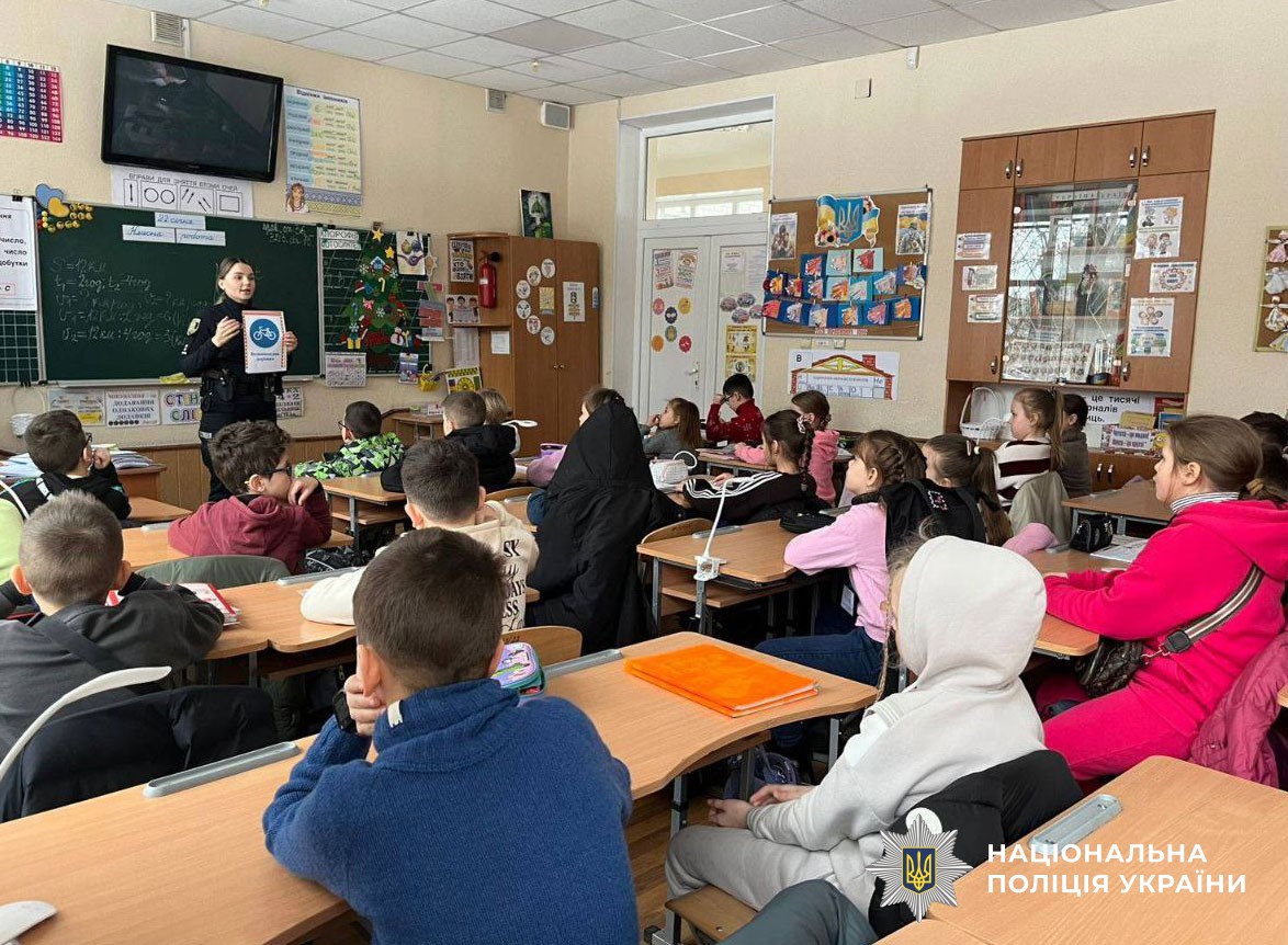 Поліцейський проводить урок безпеки для дітей 