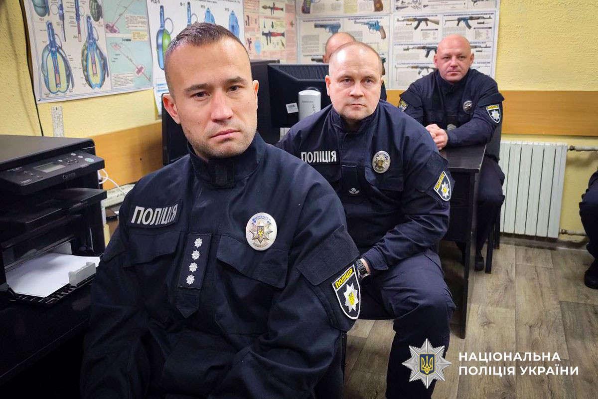 Віталій Мельничук вручає нагороду поліцейському