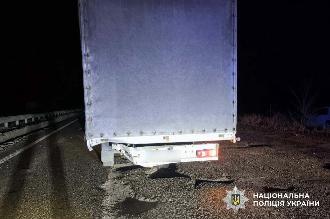 пошкоджена задня частина вантажівки