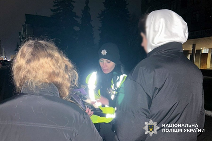 Поліцейська говорить з молоддю