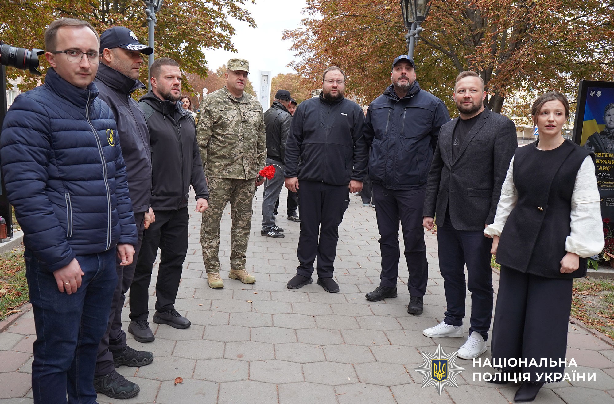 Учасники заходу вшановують загиблих бійців на Алеї Героїв у Полтаві