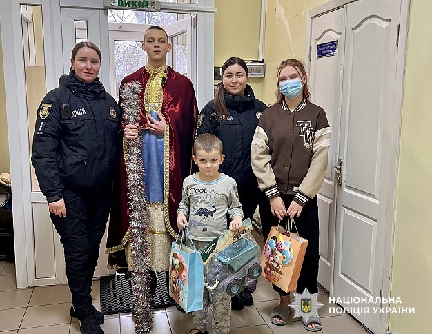 Поліцейські привітали дітей з Різдвом