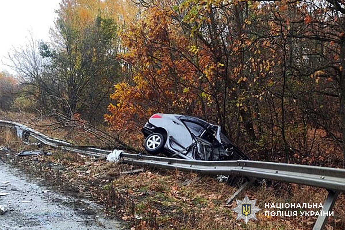 Перекинутий автомобіль після зіткнення 