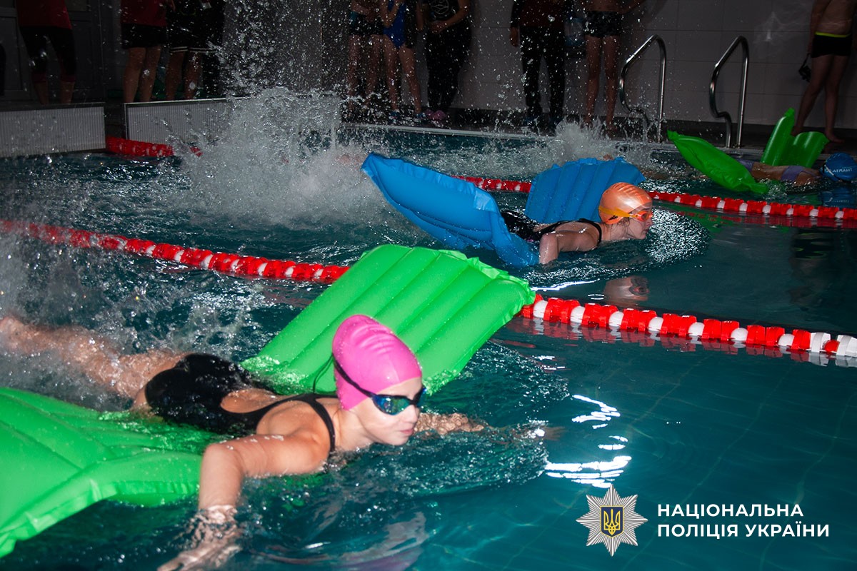 Учасники в басейні долають естафети