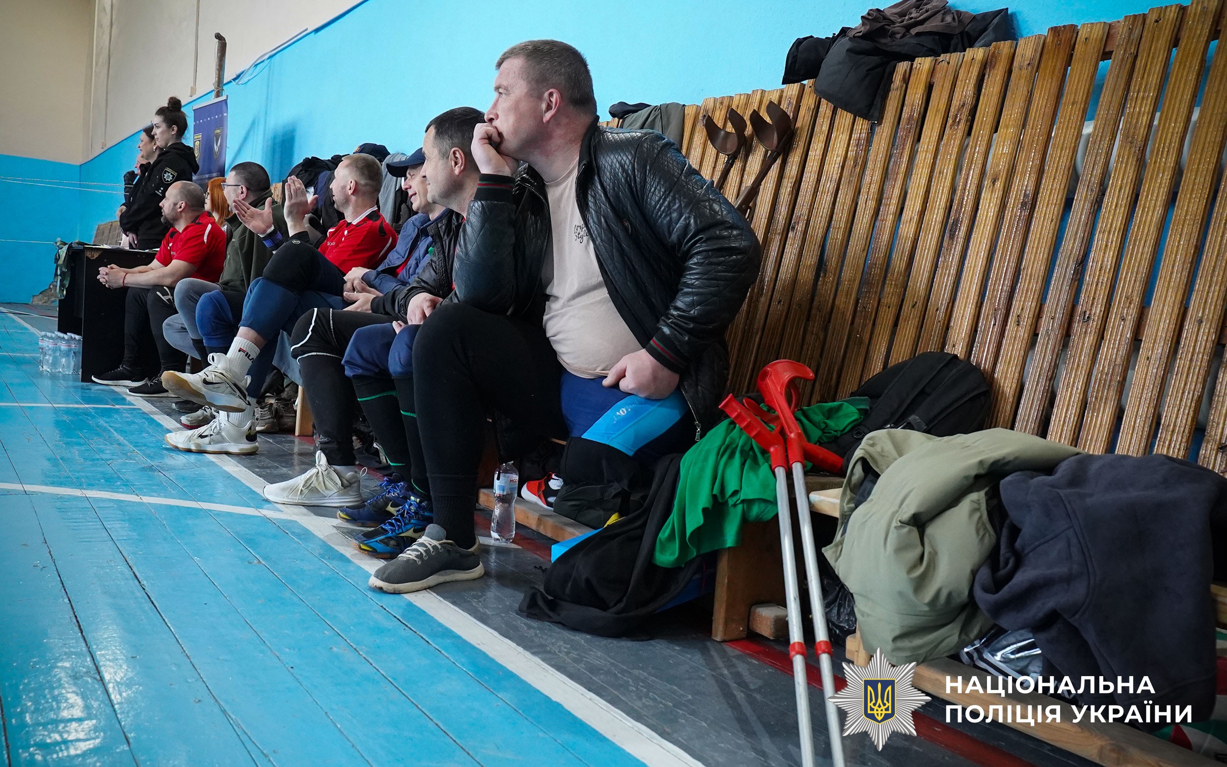 Сила духу в кожній подачі: на Полтавщині поліцейські взяли участь у турнірі з волейболу сидячи серед ветеранів та молоді