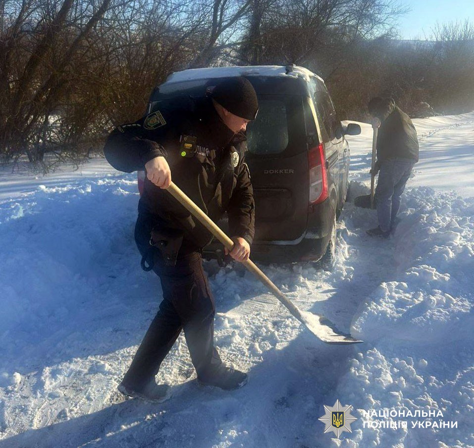 Поліцейські допомагають водіям на дорозі