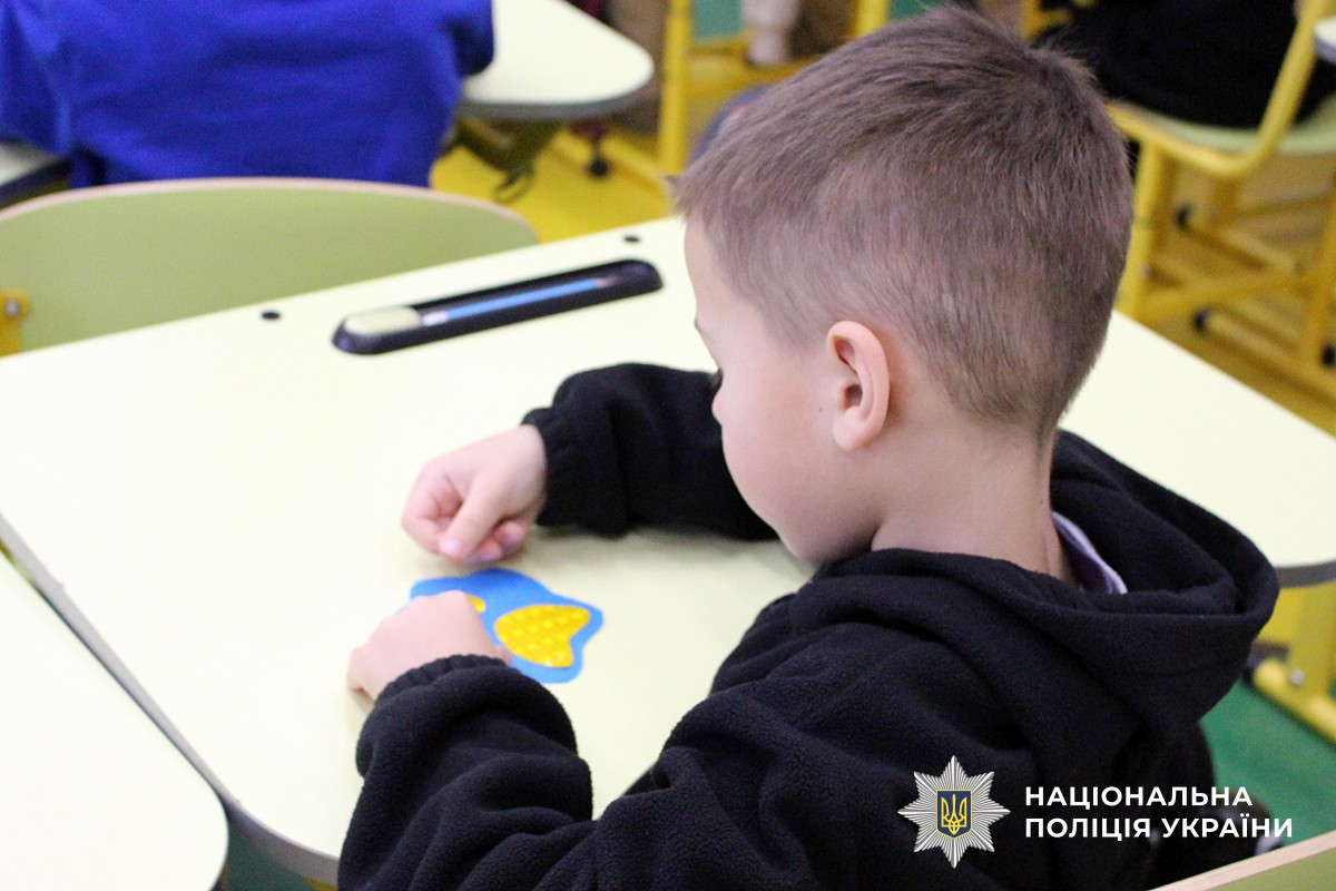 Хлопчик виготовляє флікер