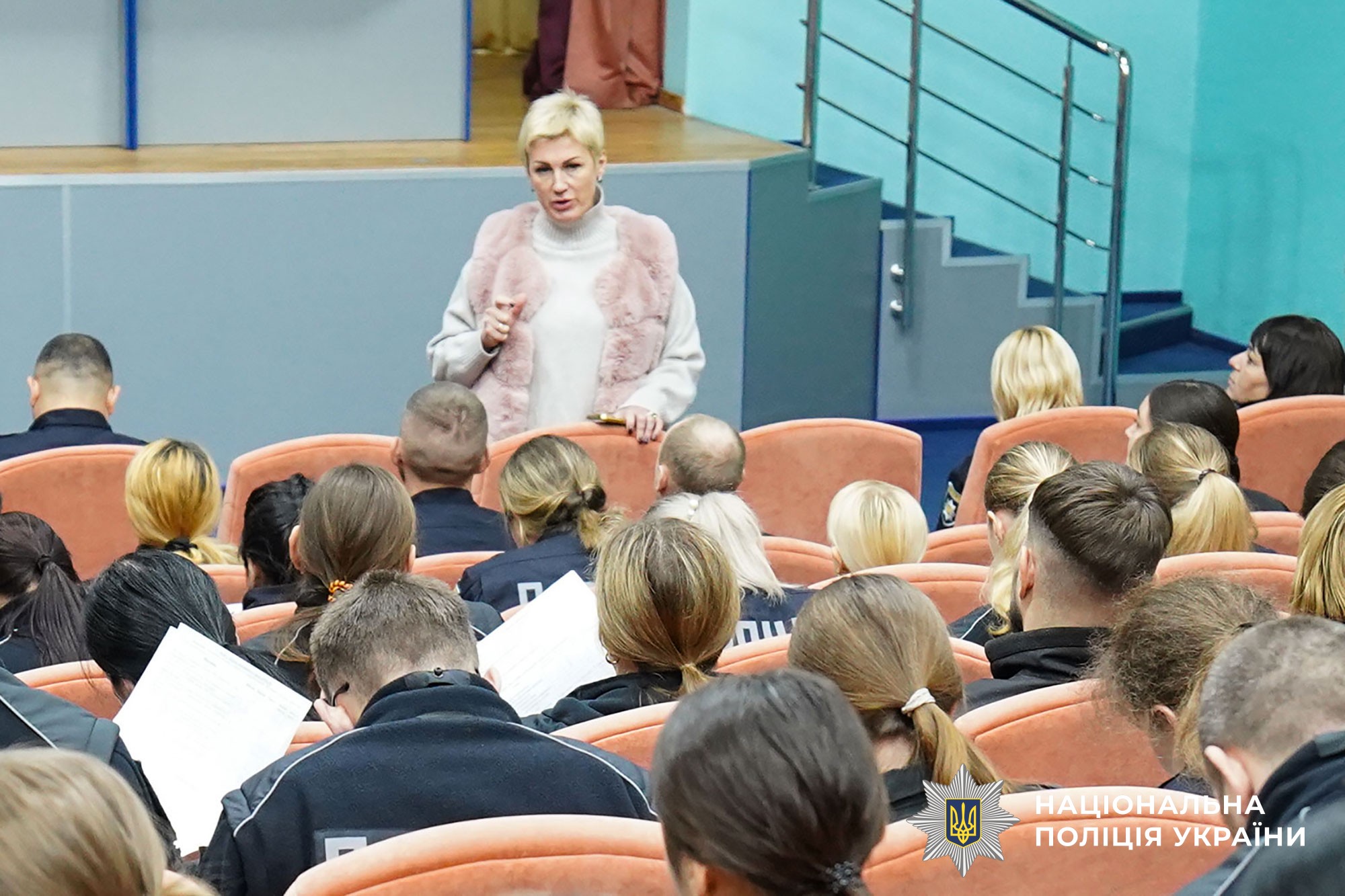 Олена Демяник навчає офіцерів