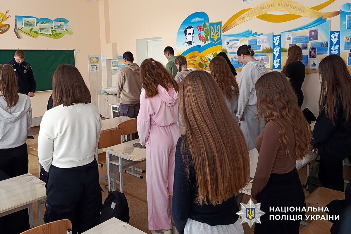 Учні та поліцейський вшанували загиблих героїв хвилиною мовчанняя