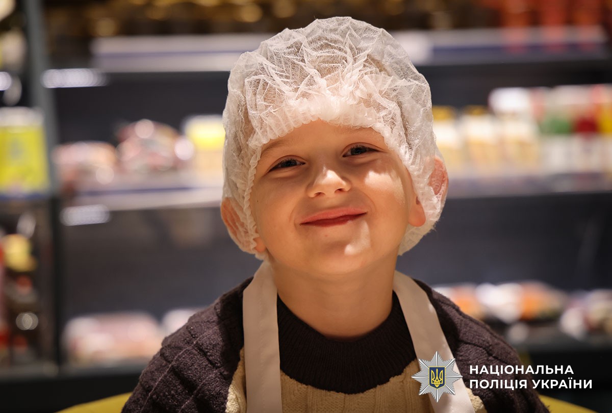 дитина готує піцу