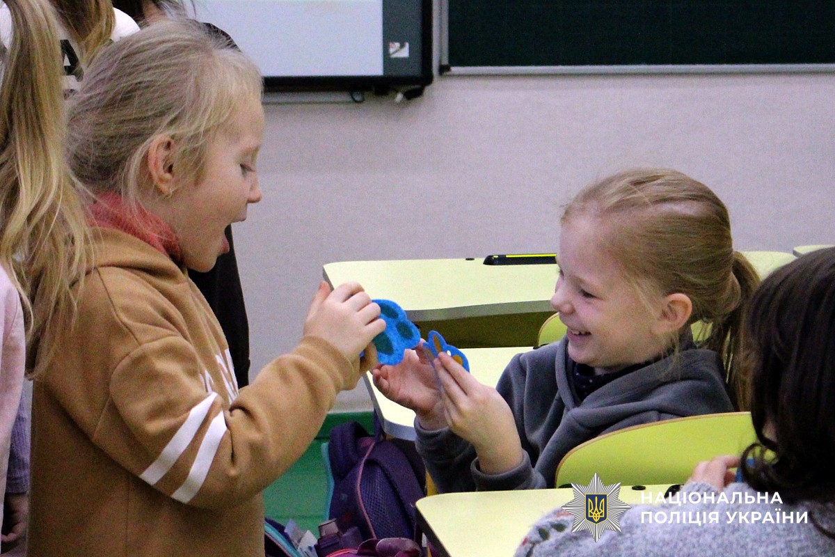 Дівчатка із флікерами посміхаються
