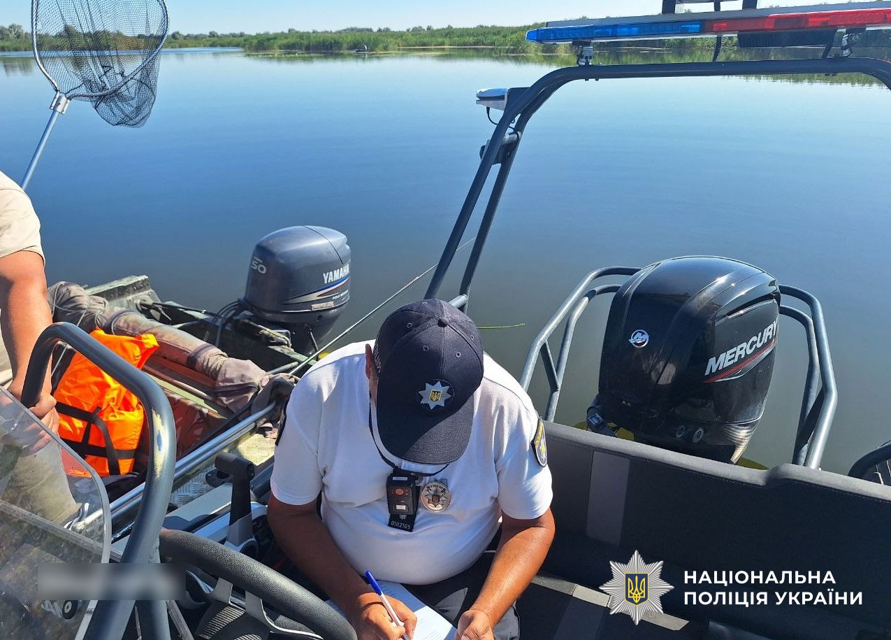 поліцейські працюють на водоймах
