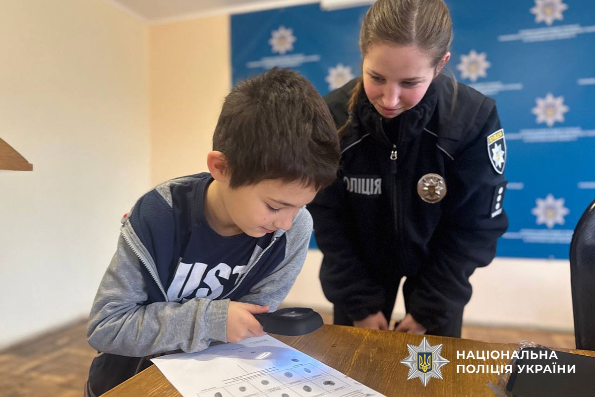 Діти на екскурсії в поліції