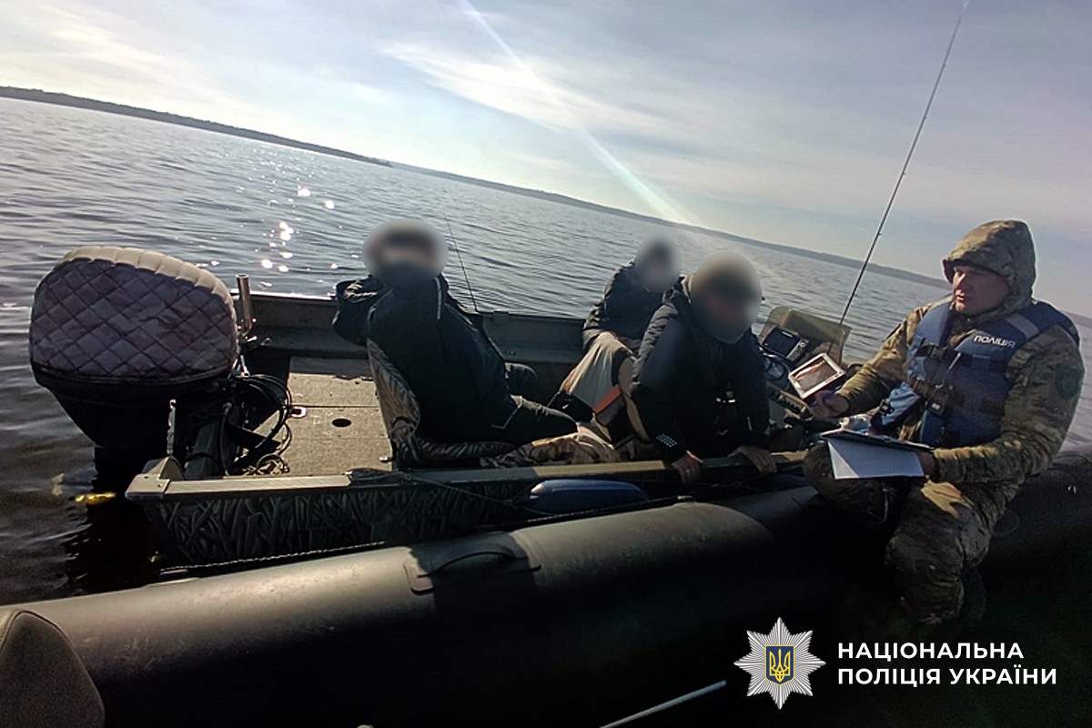 Поліцейський спілкується із рибалками