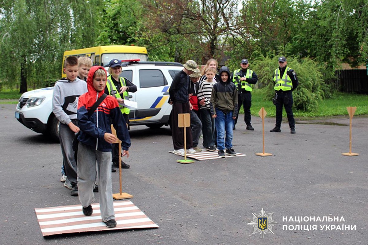 Поліцейські Миргородщини навчали школярів правил безпечної поведінки на дорозі